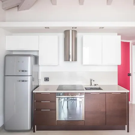 Enjoyiseolake - Beatrice - Vibrant Flat With View